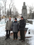 Pod pomnikiem ku czci Elizy Orzeszkowej. Od lewej: Stanisław Zawadzki, Dorota Zawadzka, Mirosław Rzępała. Fot. Igor Lapeha  