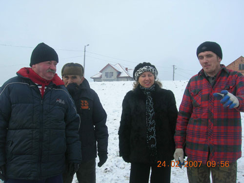 Od lewej Burmistrz Proszowic, właściciel wierzb, pani dyrektor szkoły biorącej udział w akcji, Waldemar Bucki 