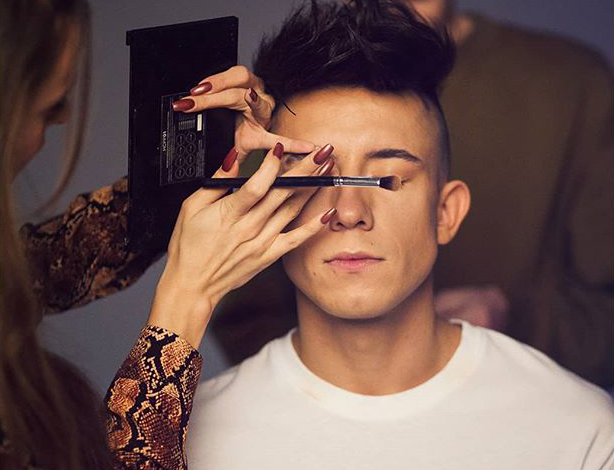 PLAY JUNIOR BOX - smartfon z grą, słuchawkami i płytami