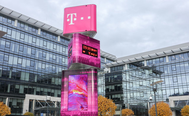 Stacja bazowa przed siedzibą T‑Mobile w Warszawie