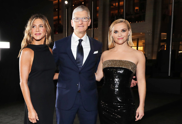 Szef Apple zarabia coraz mniej