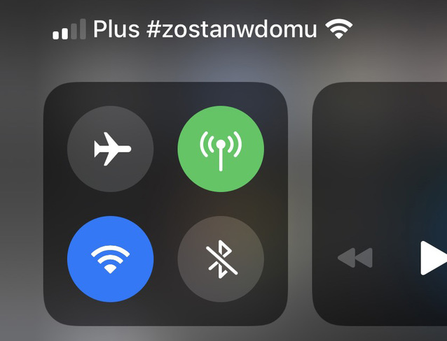 Plus #zostanwdomu - jest specjalny komunikat na ekranach smartfonów