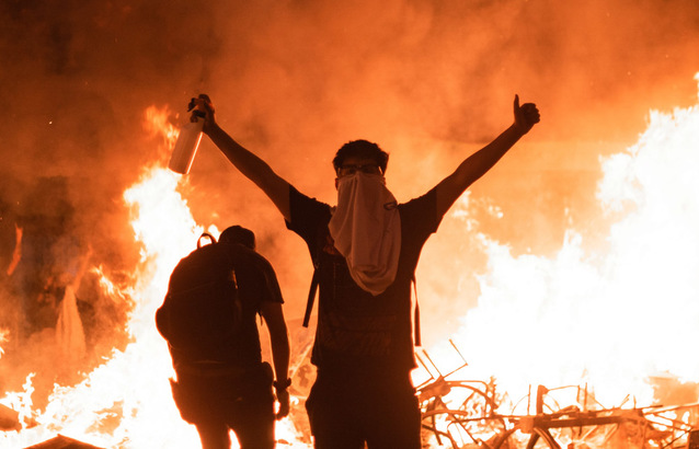 Koronawirus a 5G – zwolennicy teorii spiskowych niszczą maszty operatorów