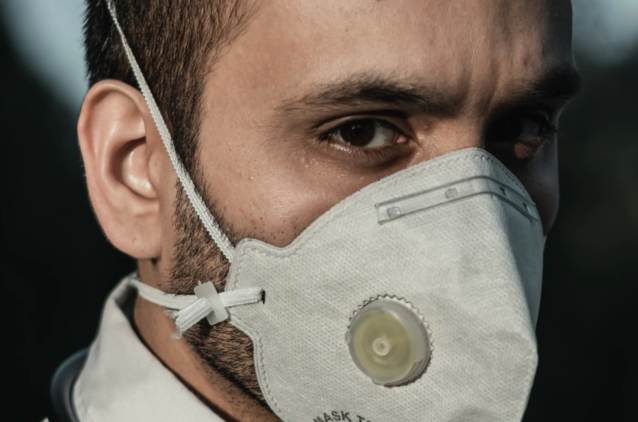 Polkomtel przekazał Warszawskiemu Uniwersytetowi Medycznemu 3 tysiące maseczek.