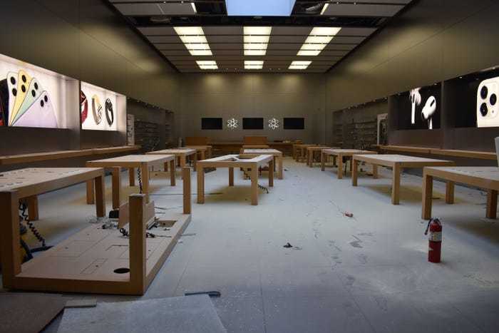 Całkowicie rozkradziony i zdewastowany salon Apple