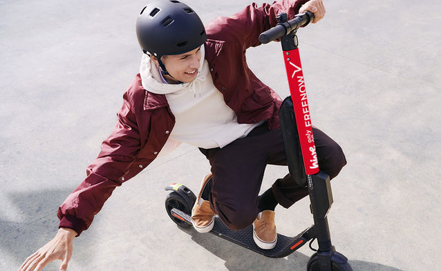 Hulajnogi hive wracają na ulice w czerwonych barwach  i wyłącznie w aplikacji FREE NOW