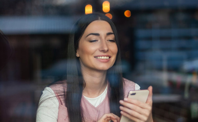 Asystent głosowy w IKO dział też na iPhonach