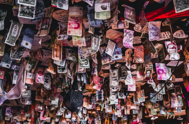 Długi konsumentów i firm przez rok urosły o 3.5 mld zł