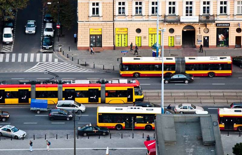 W Warszawie jest testowany specjalny system do zmieniania świateł dla autobusów