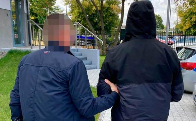 Teść i zięć na tropie skradzionego smartfona. Złodzieja szukali po Warszawie z maczetą. I znaleźli