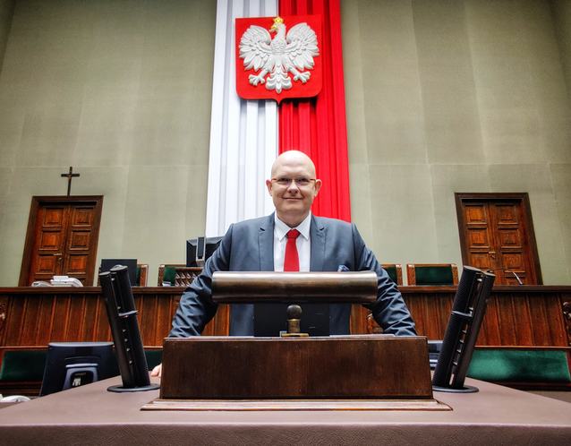 Poseł Hołowni walczy o 5G w Plusie dla iPhonów