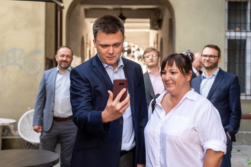 Policja zabrała mu iPhone 13 Pro, za jedną wiadomość iMessage do Hołowni