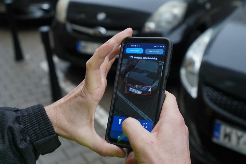 Smartfony sprawdzają parkowanie w Warszawie - koniec z papierami za szybą