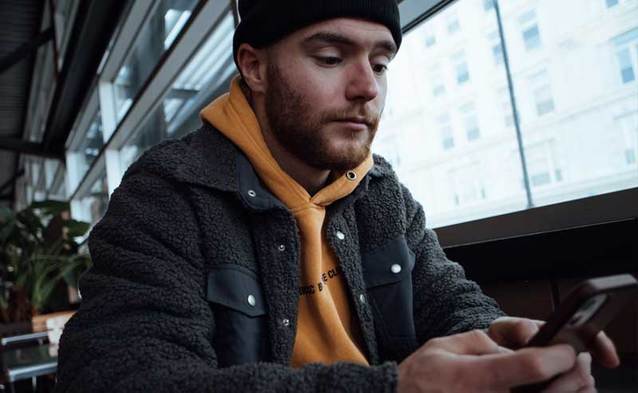 Najwięcej negatywnych emocji w polskim internecie budzi telekomunikacja