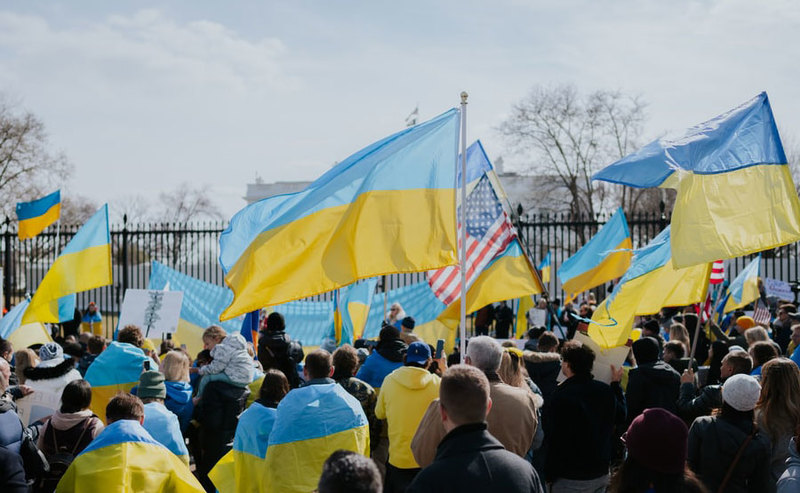 Украина 24 youtube. Флаг Украины. Флаг России и Украины. Флаг России флаг Украины. Флаги России Украины и США.