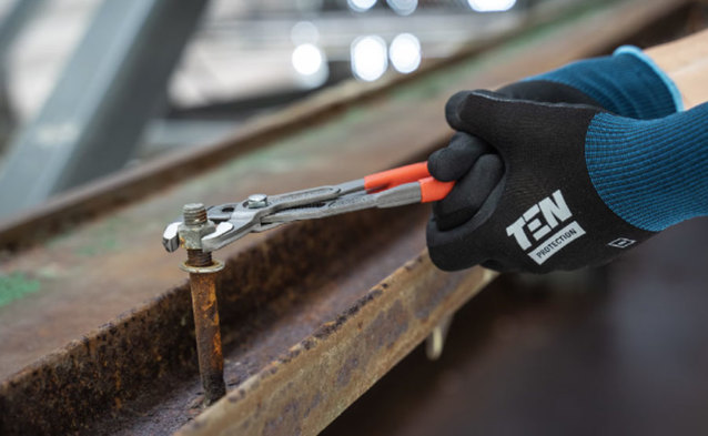 Przez poluzowane śruby na ziemię runął maszt telefonii komórkowej. Sprawcy grozi więzienie