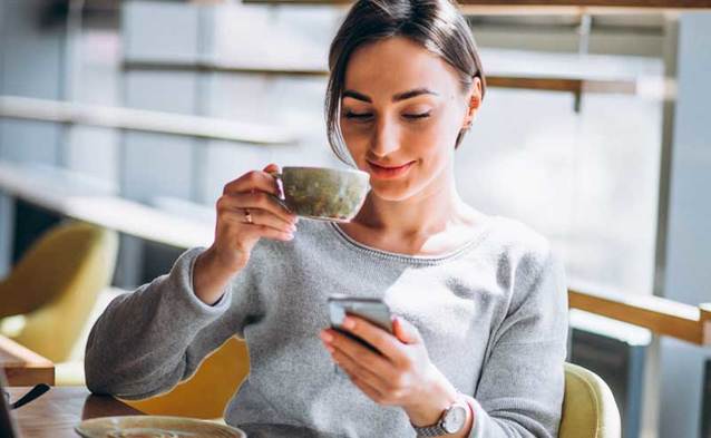 Polacy kupują coraz droższe smartfony. Popularniejszy staje się najem. Wyniki Smart Barometr 2022