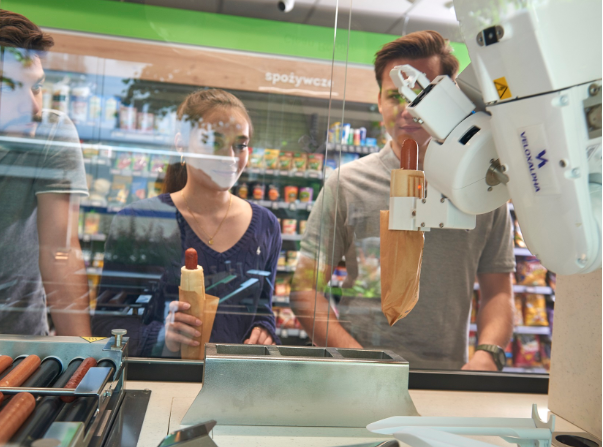 W warszawskiej Żabce hot-dogi przygotowuje robot