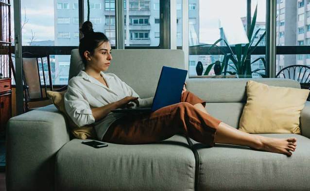 Badanie EY: Inflacja odwraca pandemiczny trend i ogranicza liczbę cyfrowych rozrywek