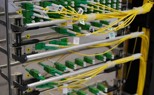 Łącza internetowe na świecie tanieją i przyspieszają, ale tylko dzięki rozwojowi światłowodów