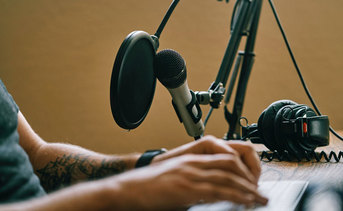Podcasty i audiobooki – jak i gdzie słuchać?