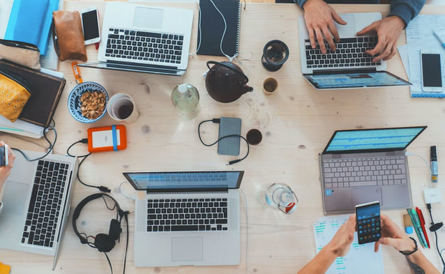 Premier Morawiecki: od września tego roku wszyscy uczniowie IV klas otrzymają nieodpłatnie laptopy 