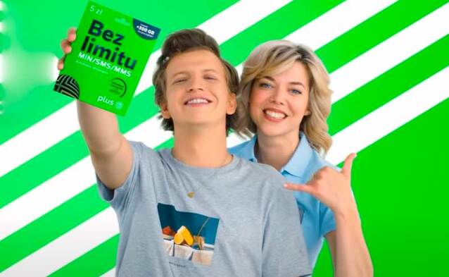 Kampania Plus na Kartę: Maciek jest klientem osiedlowego sklepiku, w którym sprzedawczynią jest Marianka