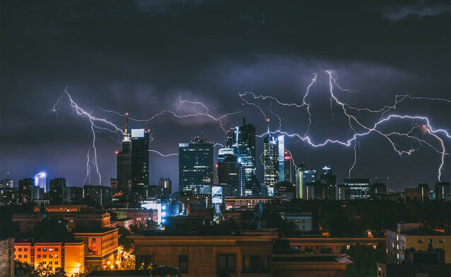 Warszawa i Kraków versus inne metropolie