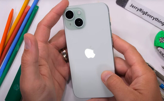 Najtańszy iPhone 15 mocniejszy od wersji z tytanową obudową