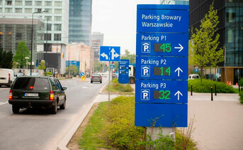 W Warszawie coraz więcej tablic informujących o wolnych miejscach parkingowych