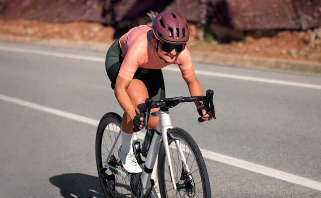 Garmin Edge 1050 z nowym ekranem, Garmin Pay, dzwonkiem i funkcjami społecznościowymi