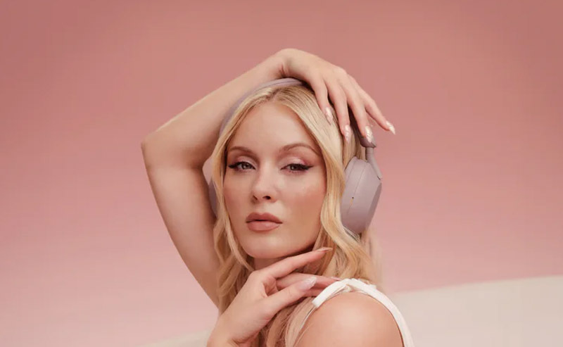 Zara Larsson promuje nowy kolor kultowych słuchawek WH-1000XM5