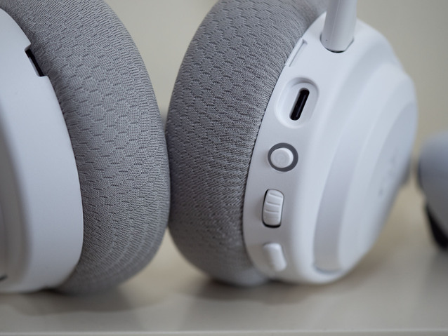 Sprawdziliśmy słuchawki Arctis Nova 3P Wireless - niby są do PS5, ale świetnie działają ze smartfonem, tabletem i komputerem