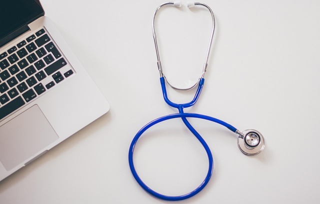 Problemy dermatologiczne, a wizyta u dermatologa online: jak wygląda leczenie