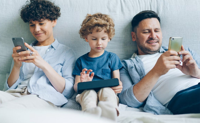 CBOS: dzieci z zamożniejszych rodzin krócej korzystają ze smartfonów i tabletów