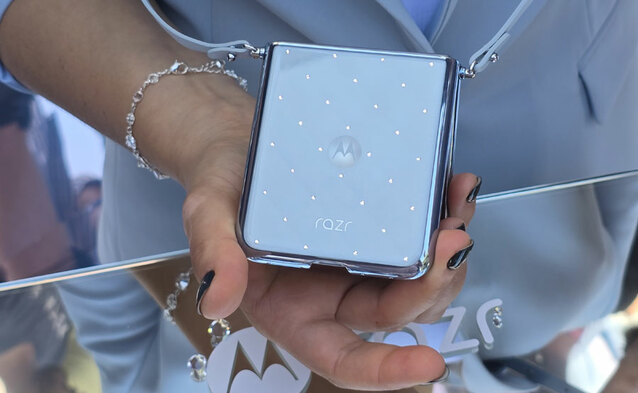 Motorola razr 60 5G z kryształkami Swarovskiego w Orange