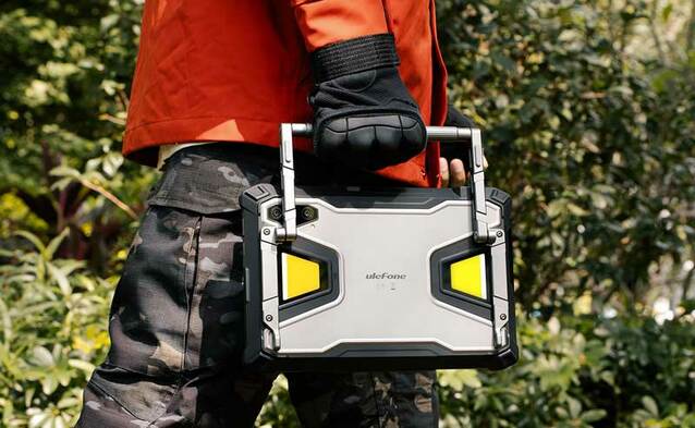 Pancerny tablet z projektorem