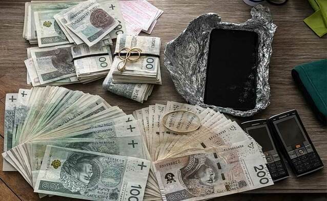 Rozbito międzynarodową grupę piorącą pieniądze z oszustw internetowych