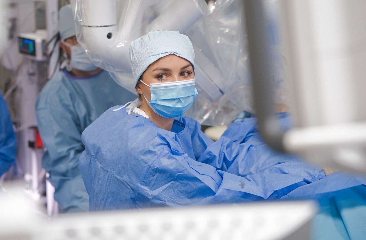 Polscy lekarze byli w Chinach i zdalnie zrobili 2 operacje w szpitalu w Warszawie