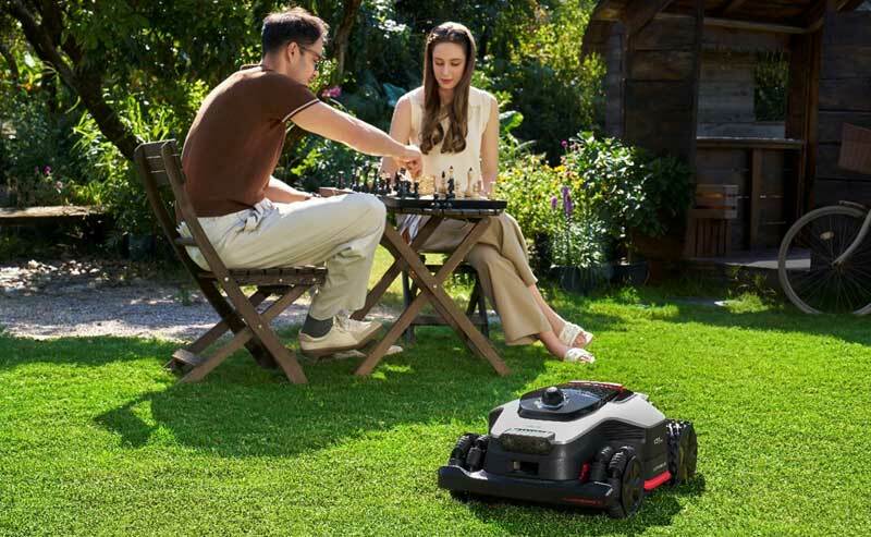 Koniec z przewodami w ogrodzie - te roboty same wiedzą, gdzie kosić