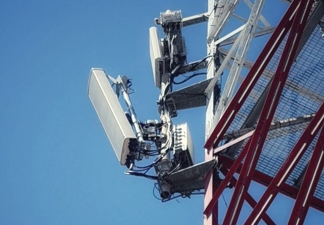 Maszt, który sam ustawia antenę -  Vodafone testuje AI i ramię robota