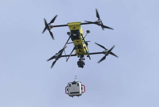 Dron dostarczył defibrylator przed karetką