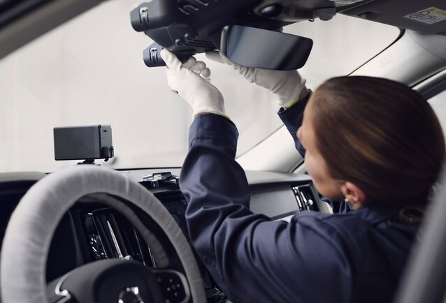 BYD, MG i Volvo z zakazem wjazdu na wojskowy parking przy cmentarzu we Wrocławiu