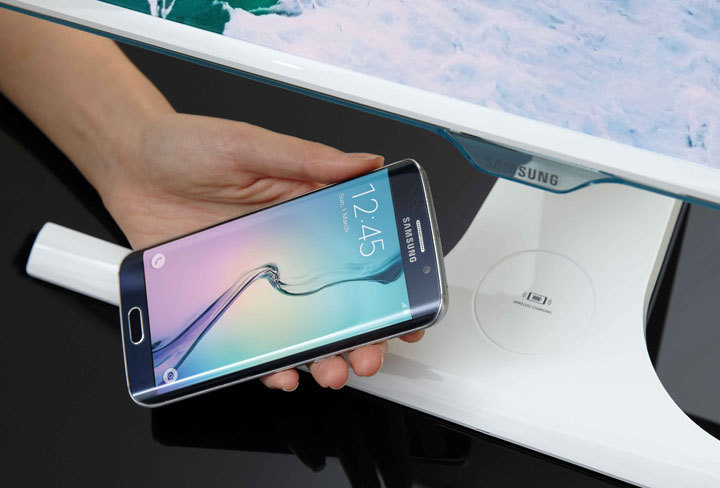 Monitor Samsunga z bezprzewodową ładowarką urządzeń mobilnych