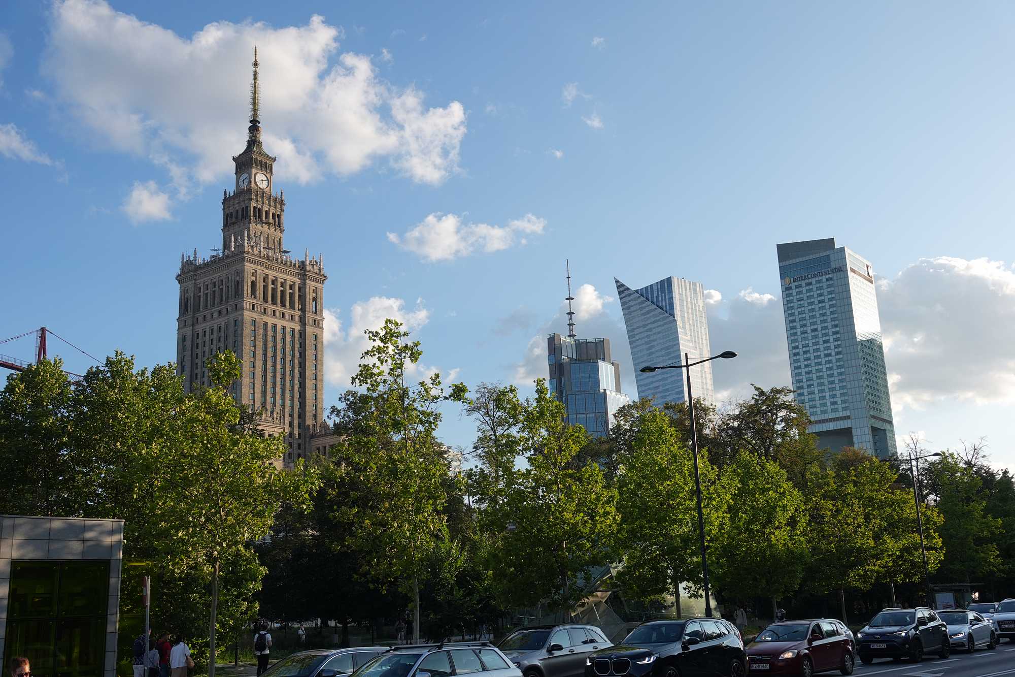 Porównaliśmy najbardziej zaawansowany aparat kompaktowy Sony z najlepszym smartfonem fotograficznym