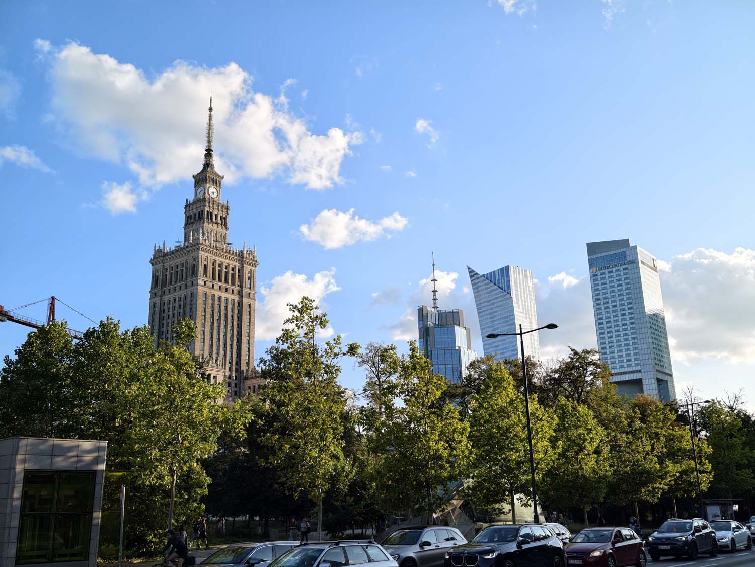 Porównaliśmy najbardziej zaawansowany aparat kompaktowy Sony z najlepszym smartfonem fotograficznym