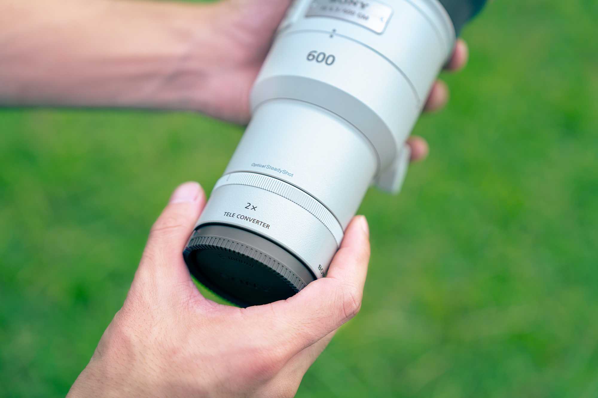 Sony pokazuje dwa superteleobiektywy G Master 400 i 600 mm, które ważą mniej niż kilogram