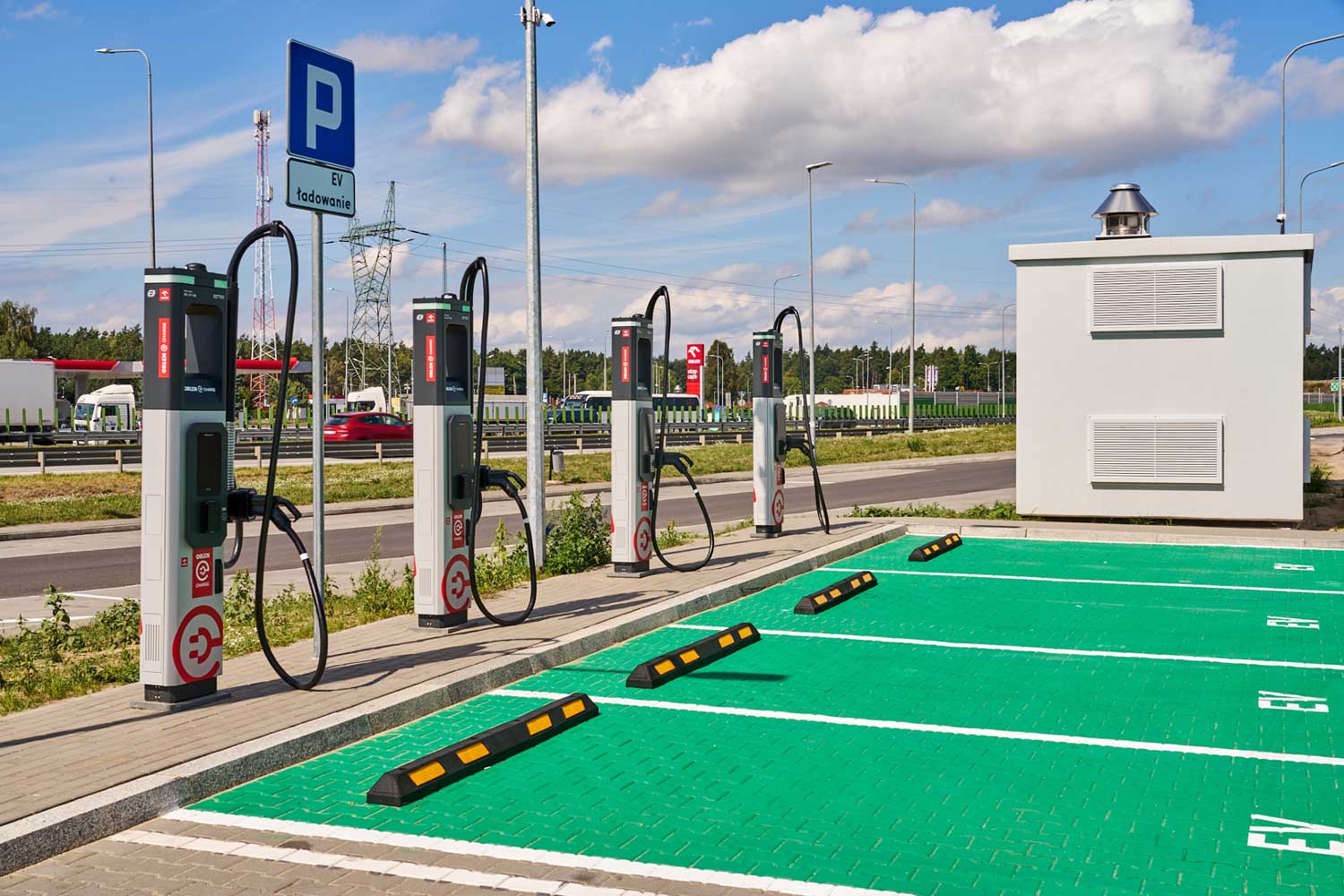 Pierwsze takie ładowarki w Polsce - stanęły przy autostradzie A1