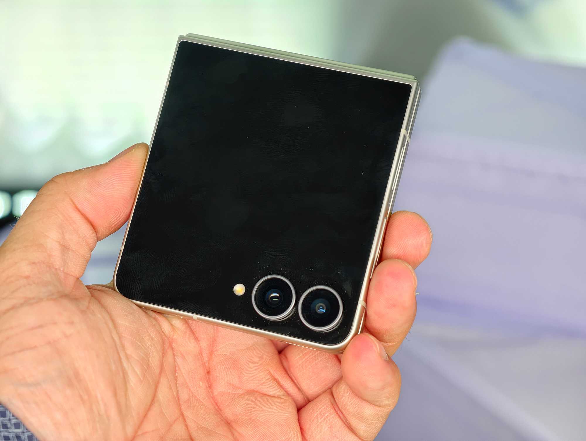 Samsung Galaxy Z Flip 8 – pierwsze wrażenia: lżejszy telefon i ulepszony ekran zewnętrzny