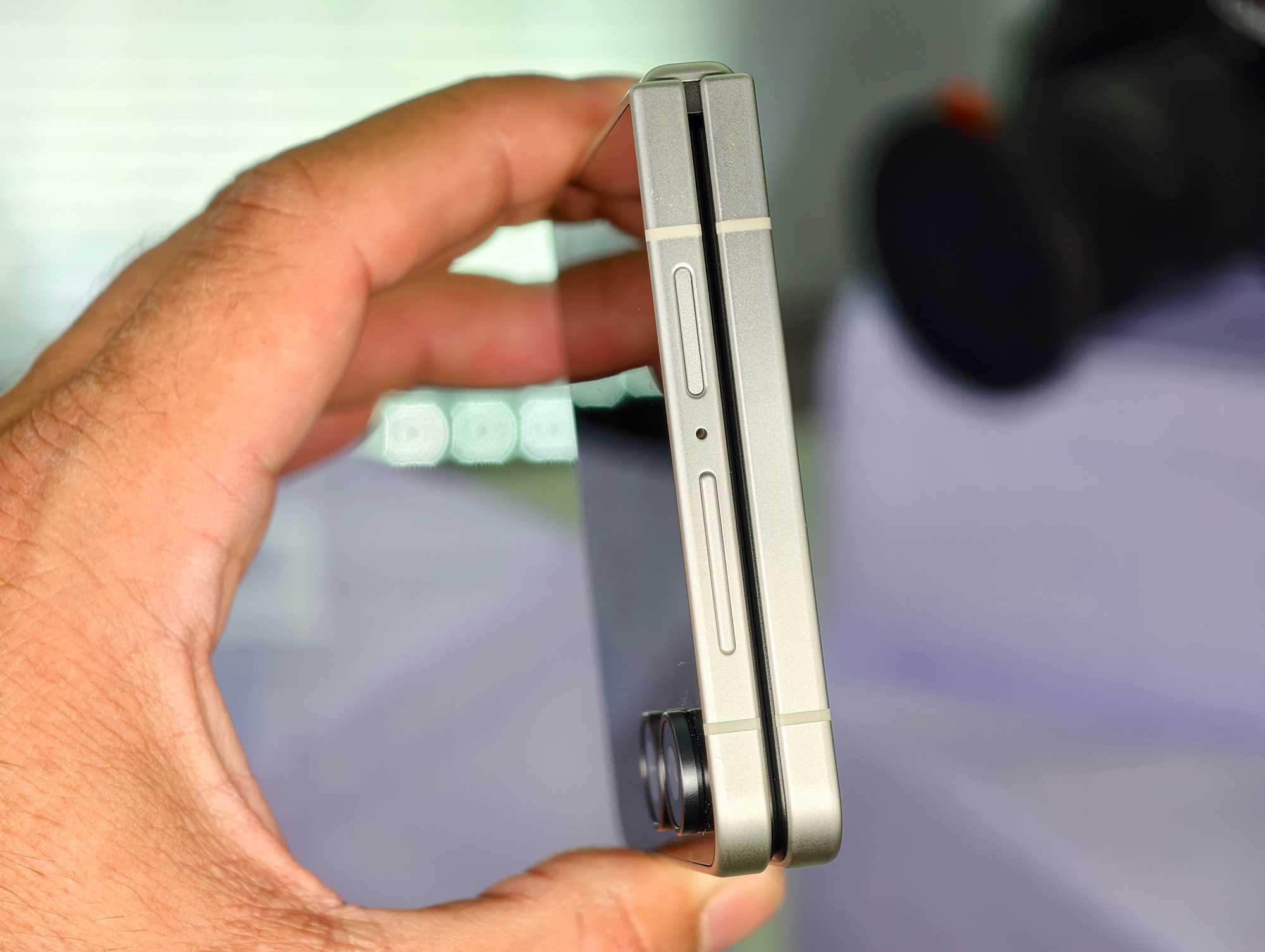 Samsung Galaxy Z Flip 8 – pierwsze wrażenia: lżejszy telefon i ulepszony ekran zewnętrzny